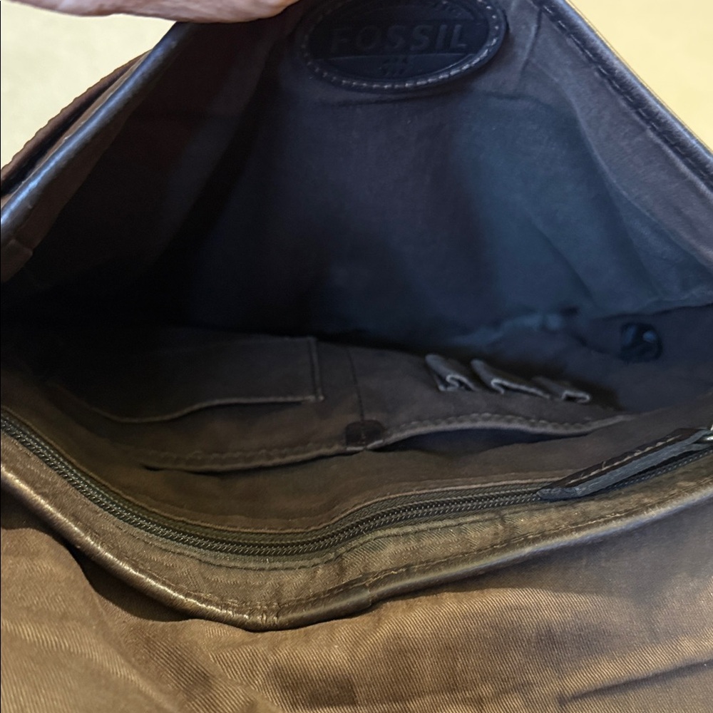 Fossil Brown Leather Vintage Messenger Bag with Dark Trim - Picture 9 of 16